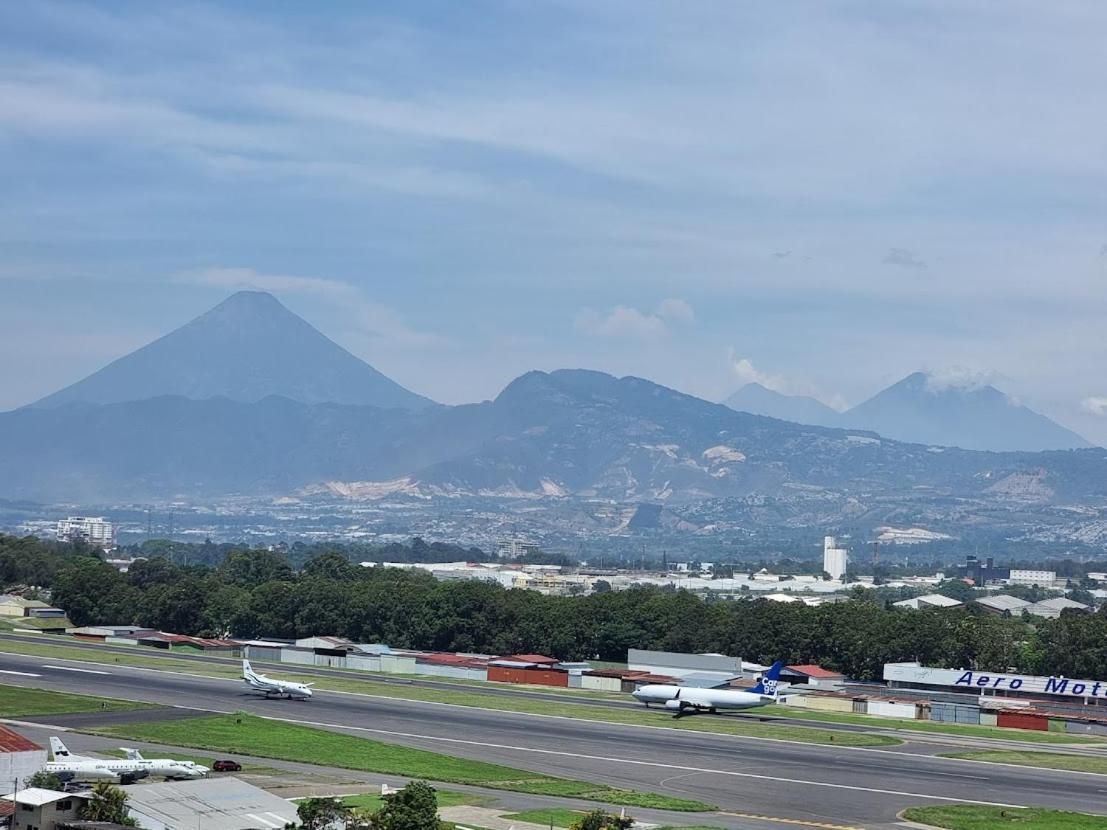 Amazing Aircrafts Views In Front Of Airport Apartment Guatemala City ภายนอก รูปภาพ