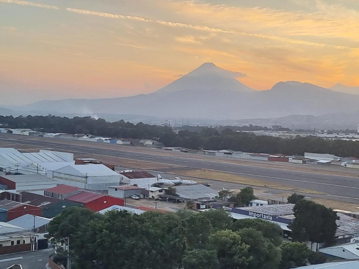 Amazing Aircrafts Views In Front Of Airport Apartment Guatemala City ภายนอก รูปภาพ