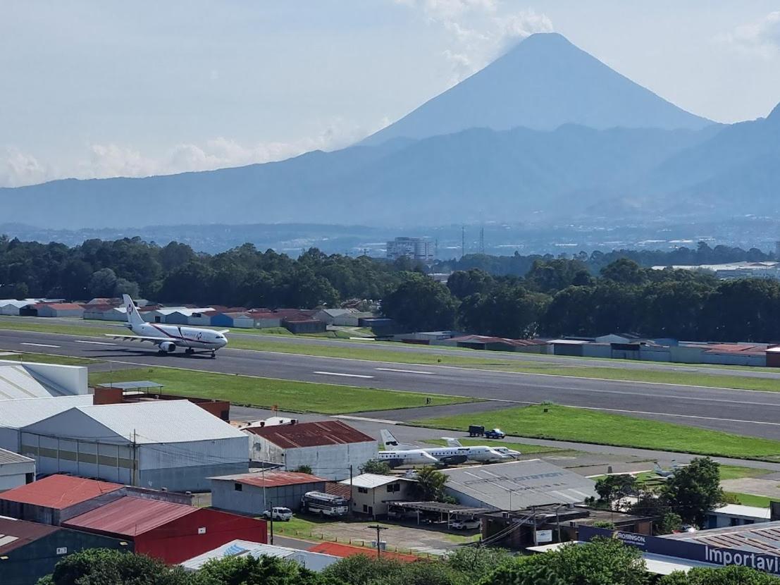 Amazing Aircrafts Views In Front Of Airport Apartment Guatemala City ภายนอก รูปภาพ