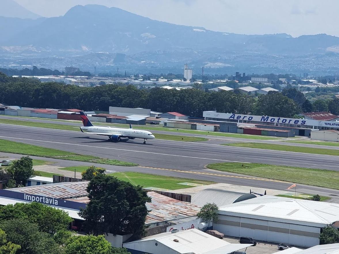 Amazing Aircrafts Views In Front Of Airport Apartment Guatemala City ภายนอก รูปภาพ