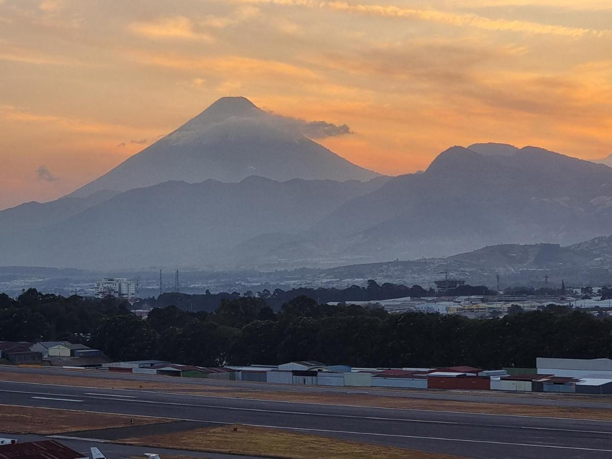 Amazing Aircrafts Views In Front Of Airport Apartment Guatemala City ภายนอก รูปภาพ