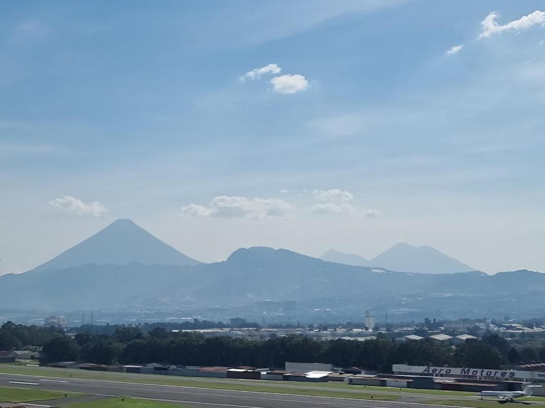 Amazing Aircrafts Views In Front Of Airport Apartment Guatemala City ภายนอก รูปภาพ