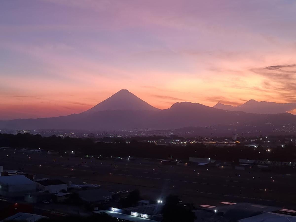 Amazing Aircrafts Views In Front Of Airport Apartment Guatemala City ภายนอก รูปภาพ