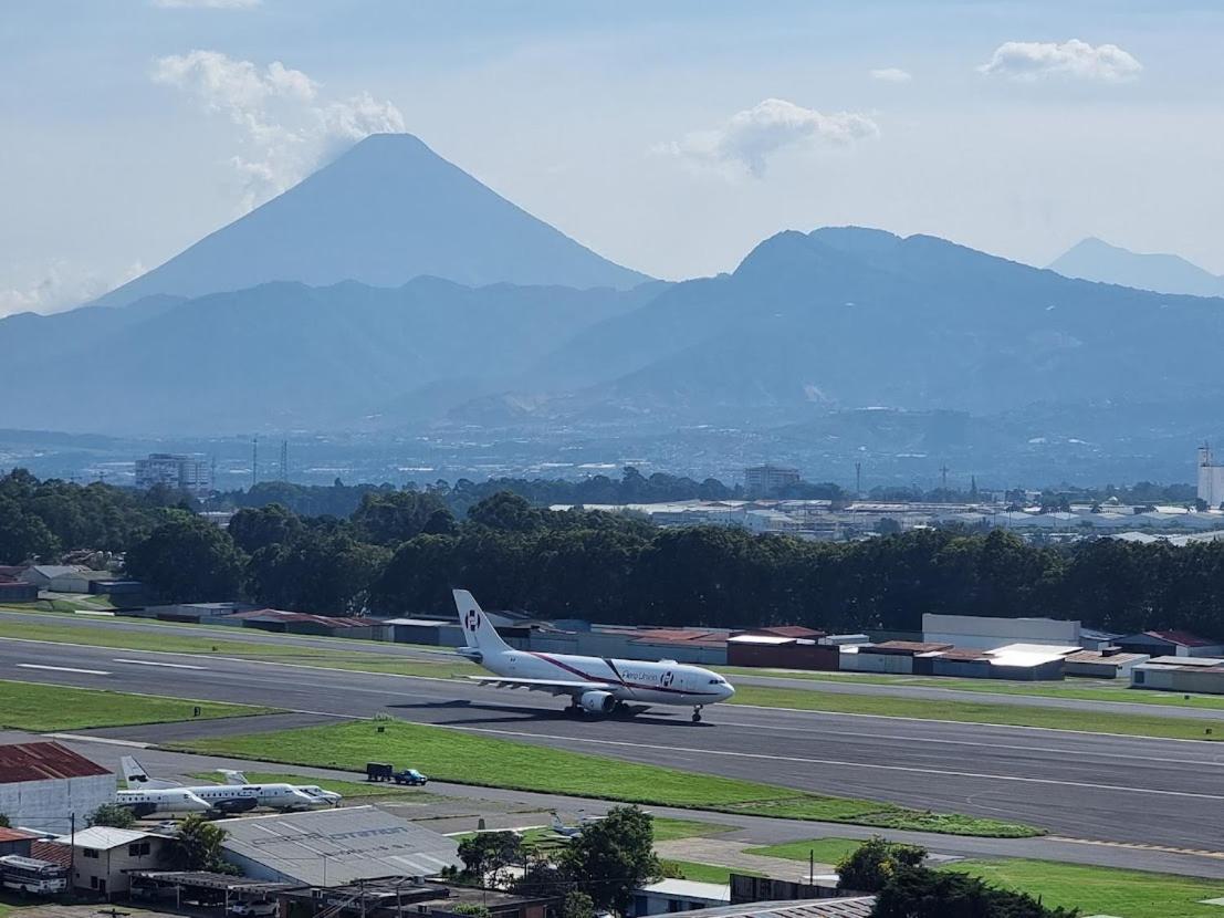 Amazing Aircrafts Views In Front Of Airport Apartment Guatemala City ภายนอก รูปภาพ