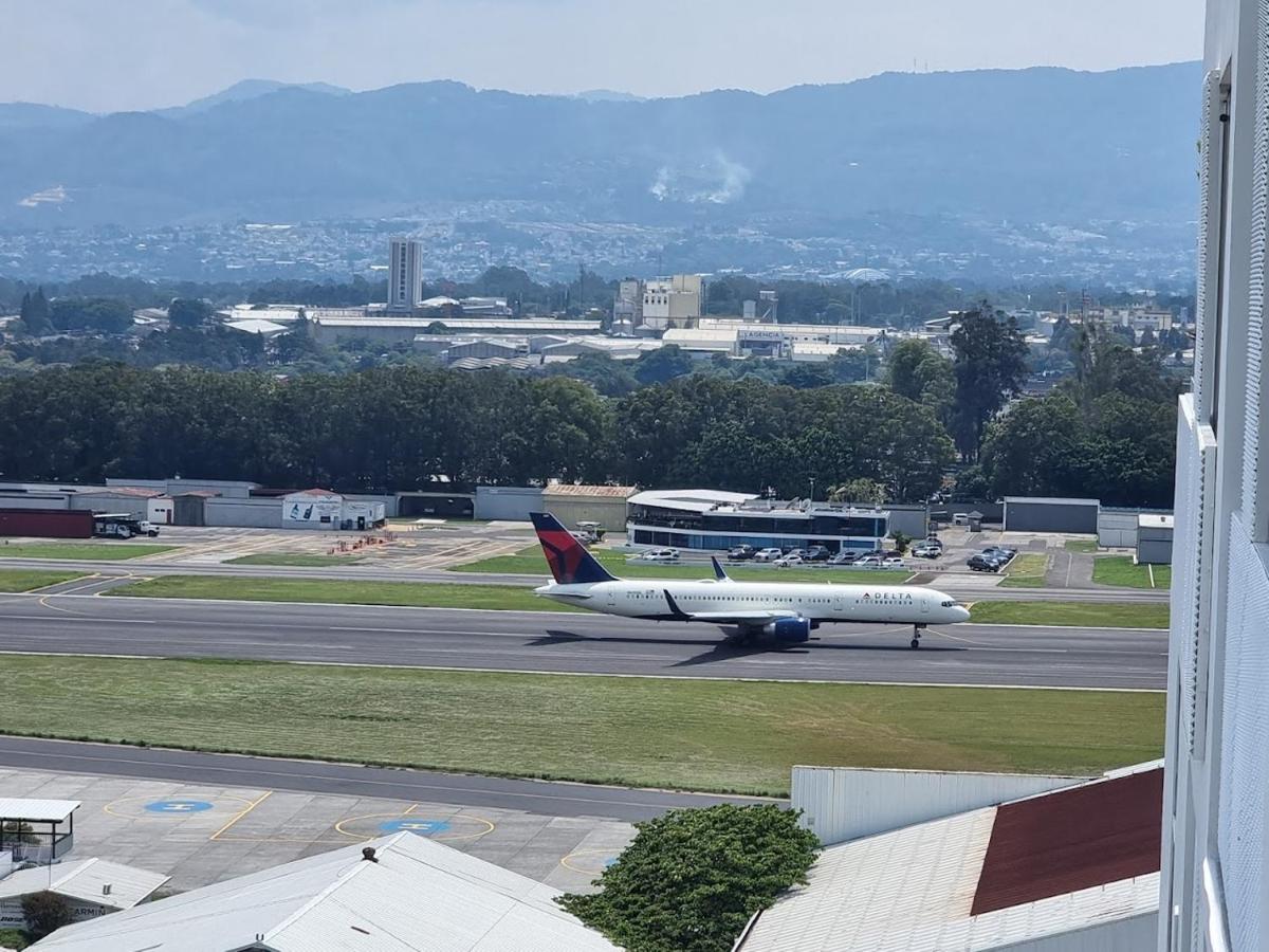 Amazing Aircrafts Views In Front Of Airport Apartment Guatemala City ภายนอก รูปภาพ