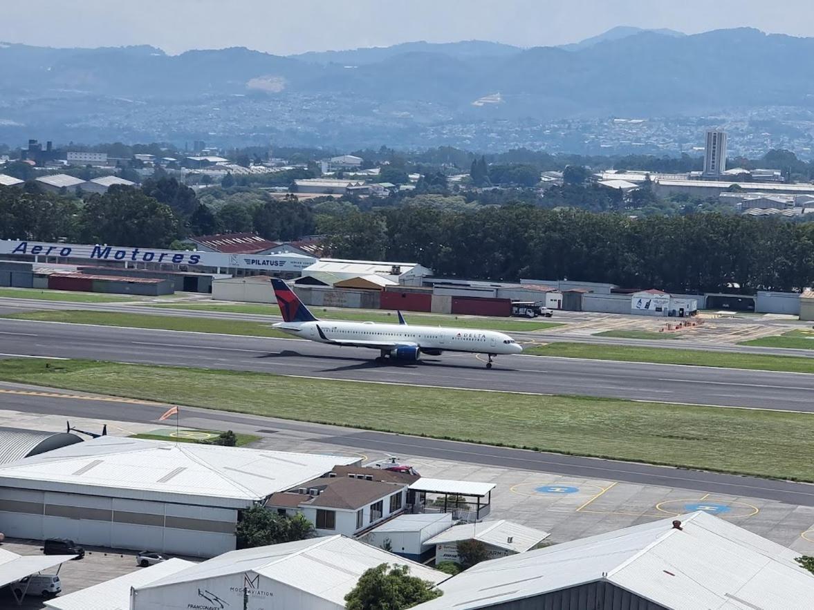 Amazing Aircrafts Views In Front Of Airport Apartment Guatemala City ภายนอก รูปภาพ