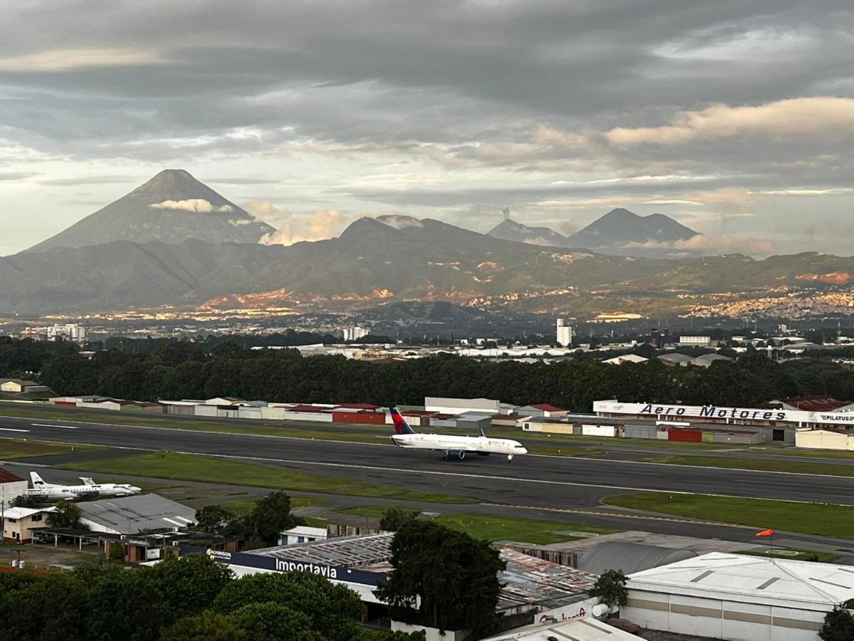Amazing Aircrafts Views In Front Of Airport Apartment Guatemala City ภายนอก รูปภาพ